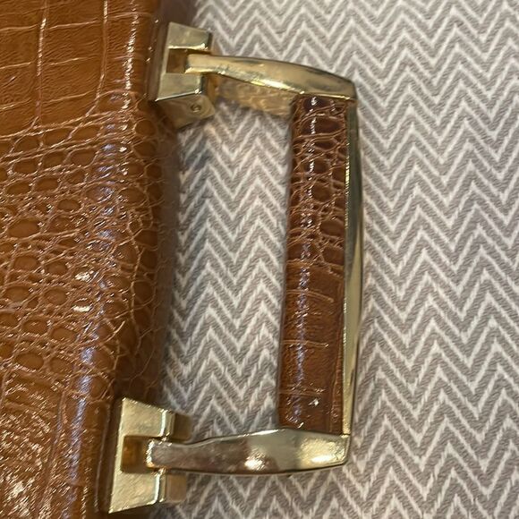Elegant Brown Crocodile-Embossed Satchel - Picture 5 of 7